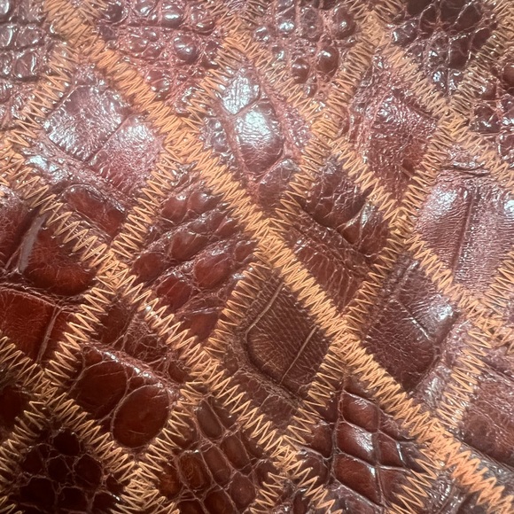Crocodile embossed clutch - Picture 15 of 15